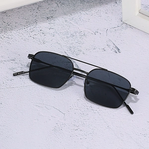 Lunettes de soleil pilote en métal noir avec verres carrés foncés et double pont