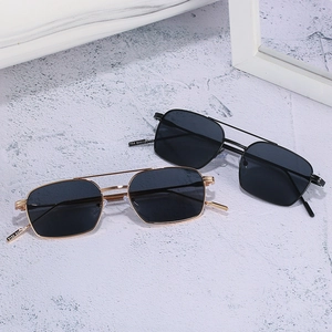 Lunettes de soleil aviateur carrées modernes avec montures métalliques noires et dorées