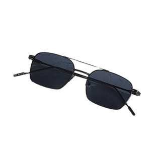 Lunettes de soleil rectangulaires chic pour femmes avec monture noire et double pont