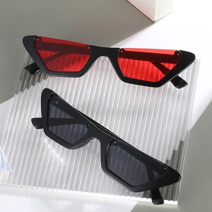 Occhiali da sole cat eye stretti a mezza montatura nei colori rosso e nero moda