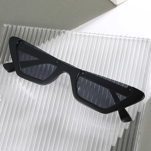 Occhiali da sole cat-eye minimalisti neri con montatura in metallo vintage per moda trendy