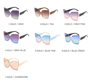 Plusieurs lunettes de soleil papillon surdimensionnées en couleurs gelée avec monture métal