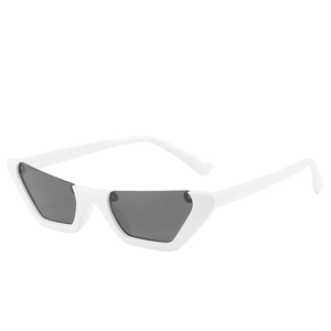 Occhiali da sole geometrici bianchi cat-eye con lenti grigio scuro in vista a 45 gradi