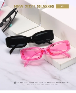 Détail de lunettes de soleil carrées vintage noires et rose gelée avec code modèle 88816