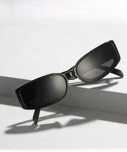 Vue détaillée des lunettes de soleil rectangulaires noires sur un support géométrique