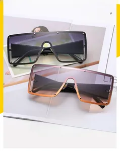 Détail macro de lunettes de soleil sans monture avec rivets et larges branches texturées