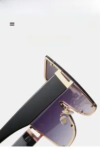 Détail de charnière de lunettes de soleil en matériau léger et super élastique de qualité