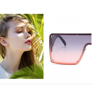 Détail de lunettes de soleil carrées avec verres dégradés violets et rivets en métal