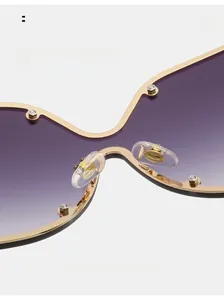 Détail macro de plaquettes de nez confortables sur lunettes de soleil dorées à verres violets
