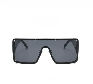 Vue de face des lunettes de soleil carrées oversize avec rivets argentés et monture noir mat