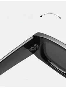Détail de la charnière en métal argenté durable sur lunettes de soleil carrées noires