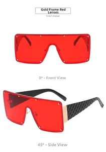 Vues détaillées de lunettes de soleil rouges à monture dorée et branches à motifs