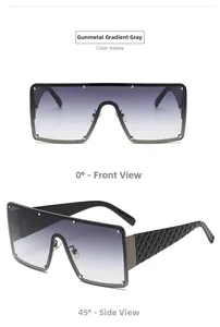 Détail de lunettes de soleil carrées gris métal avec branches texturées et verres dégradés