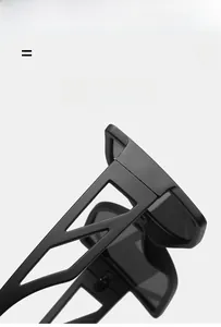 Dettaglio di occhiali da sole nero opaco con aste geometriche e montatura super elastica