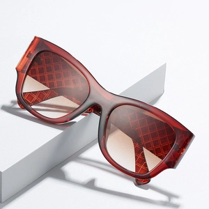 Fashionable square-frame cat-eye sunglasses with transparent red textured frames and wide legs