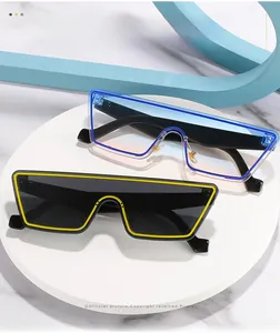 Lunettes de soleil rectangulaires à dessus plat avec monture néon et verres dégradés