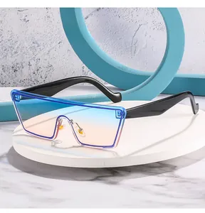 Détails macro des lunettes de soleil carrées avec verres dégradés bleu-rose et rivets