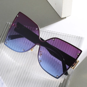 Lunettes de soleil oversize carrées avec verres dégradés violets et clous dorés