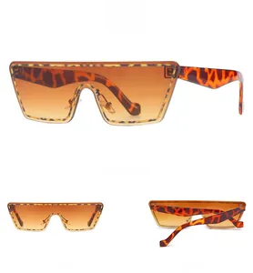 Vue détaillée multi-angles de lunettes de soleil oversize léopard avec verres dégradés