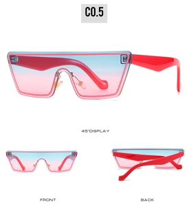 Vue détaillée des verres dégradés rose et bleu sur des lunettes de soleil sportives rouges