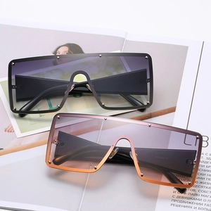 Lunettes de soleil carrées oversize tendance avec verres dégradés et clous en métal