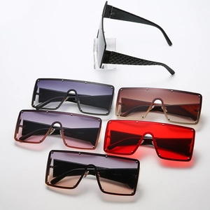 Lunettes de soleil carrées à sommet plat avec branches matelassées et rivets décoratifs