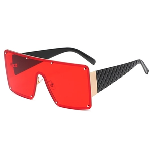 Lunettes de soleil oversize carrées rouges avec clous et branches matelassées