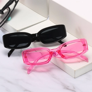 Lunettes de soleil carrées rétro en noir classique et rose gelée translucide