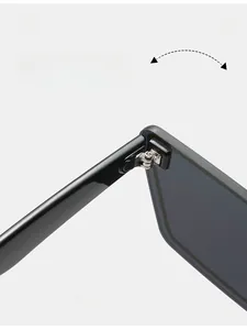 Détail de la charnière métallique robuste sur les lunettes de soleil noires pour femme