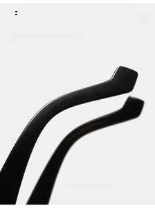 Détail des branches ergonomiques incurvées pour un port confortable de lunettes de soleil