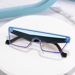Lunettes de soleil futuristes à monture large, dégradé bleu et branches noires sur marbre