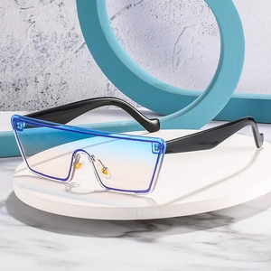 Lunettes de soleil futuristes avec verres dégradés bleu à orange et branches noires larges