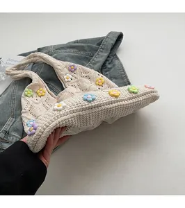 Détail du sac en maille avec fleurs 3D colorées et motif de crochet texturé élégant