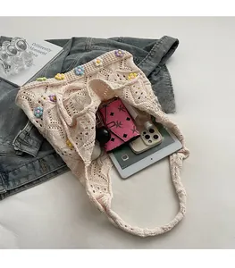 Vue intérieure du sac au crochet à fleurs montrant un grand espace pour tablettes