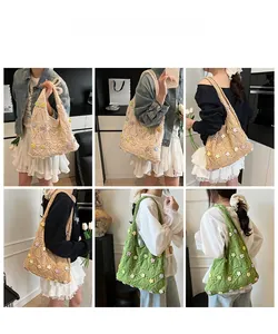 Détail du sac en maille avec fleurs au crochet 3D faites main en beige et vert pastel