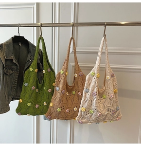 Détail de sacs cabas en tricot faits main avec fleurs 3D colorées en trois couleurs