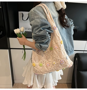 Gros plan du sac en tricot avec fleurs 3D colorées et texture ondulée ajourée