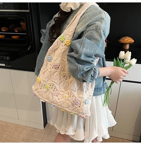 Détail du sac cabas au crochet avec fleurs 3D colorées dans une cuisine chaleureuse