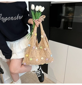 Détail du sac en tricot beige avec fleurs en crochet 3D colorées et motif ajouré