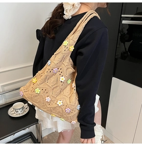 Gros plan du sac bandoulière au crochet kaki avec fleurs 3D colorées en détail