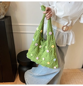 Gros plan détaillé du sac en tricot vert herbe avec fleurs 3D colorées et textures