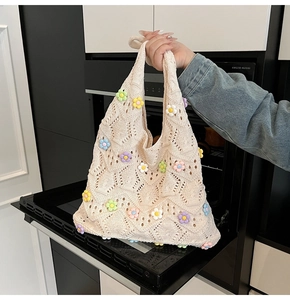 Détail du sac cabas au crochet avec fleurs 3D colorées et motif tricoté ajouré