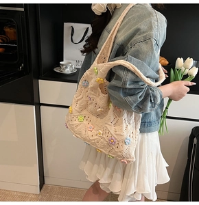 Détail du sac en tricot avec fleurs 3D colorées au crochet sur coton de couleur crème