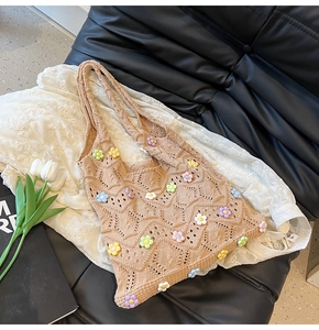 Détail d'un sac cabas en crochet kaki orné de fleurs 3D colorées et motifs ondulés