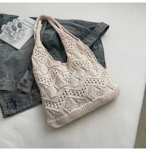 Détail du motif de tricot au crochet beige sur un sac à bandoulière style bohème