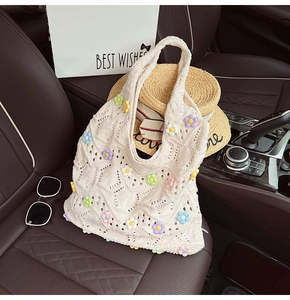 Détail du sac en crochet avec fleurs 3D colorées sur texture ajourée beige