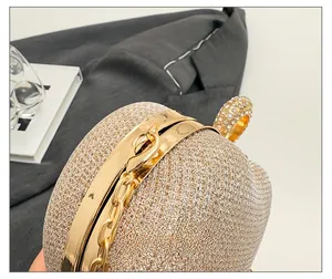 Détails de la pochette de soirée champagne pailletée avec poignée ornée de strass
