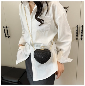 Sac de soirée chic en forme de cœur avec surface scintillante et fermoir en strass