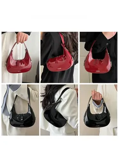 Détails du sac croissant en similicuir brillant noir et bordeaux sur les modèles