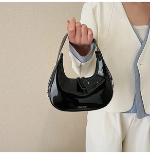 Détail du sac croissant en cuir verni noir brillant avec lettrage FASHION